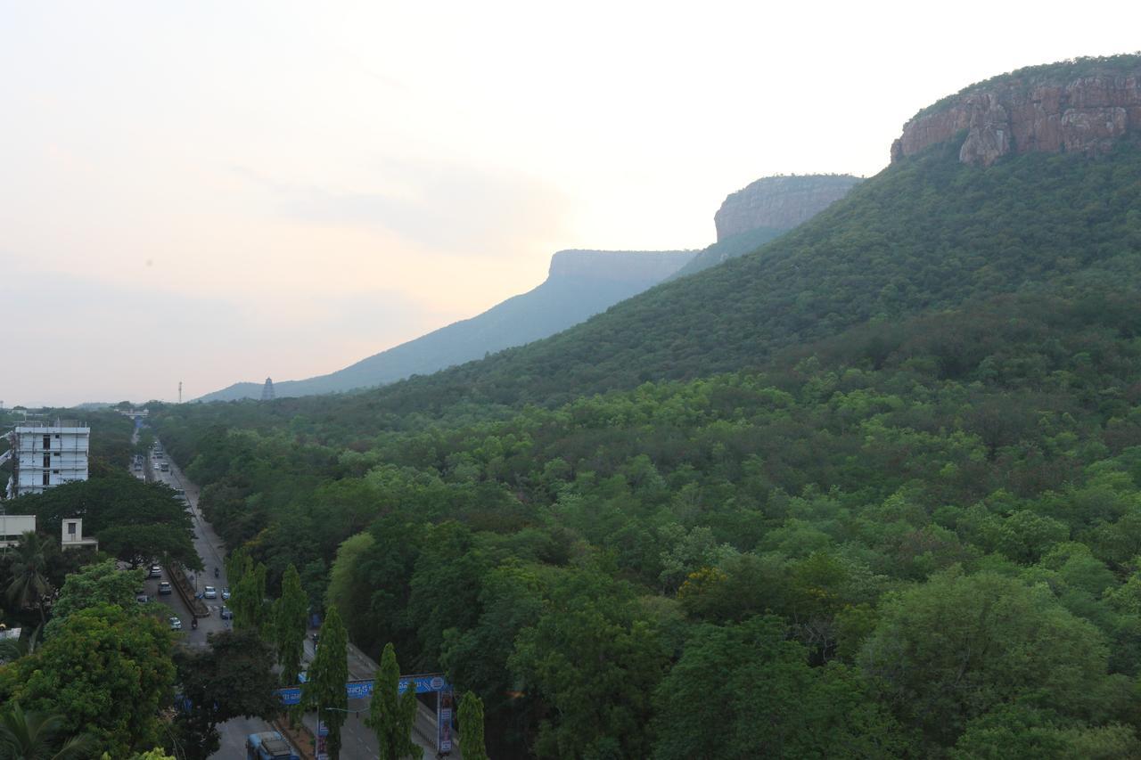 Oyo 15115 Hotel Ramcharan Residency ตีรูปาติ ภายนอก รูปภาพ