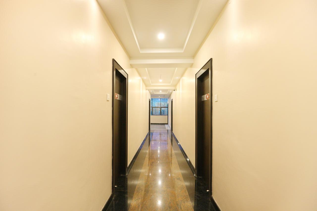 Oyo 15115 Hotel Ramcharan Residency ตีรูปาติ ภายนอก รูปภาพ